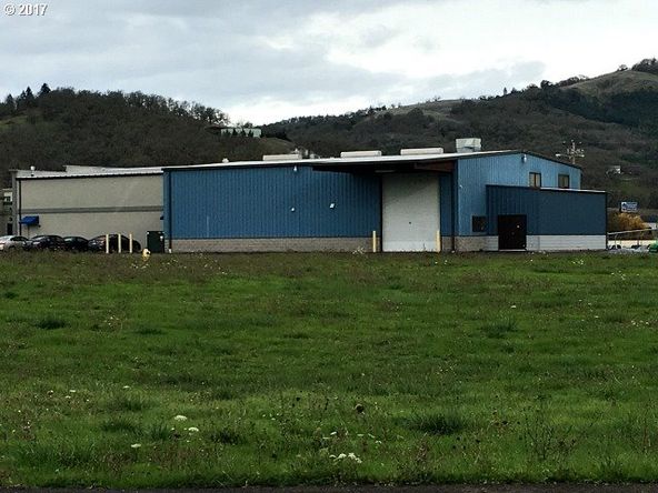 329 E Happy Valley Rd, Roseburg, OR 97471